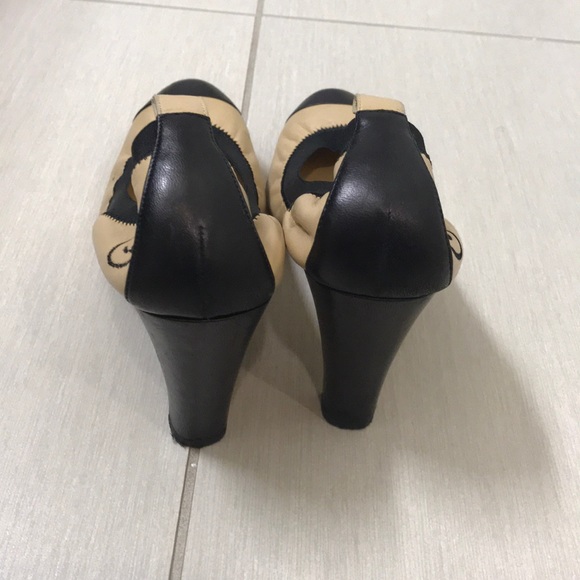 Chanel Black Beige pump - Picture 3 of 4